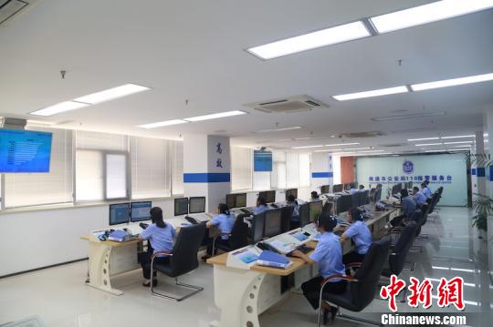 图为110接警大厅。江苏警方 供图