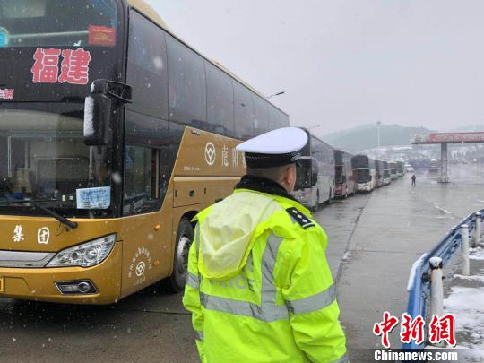 图为高速交警引导滞留大客车至收费站出口。 刘瑞 摄