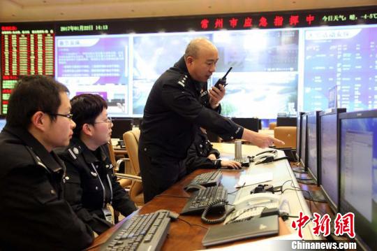 图为警方处理110报警电话。江苏警方 供图