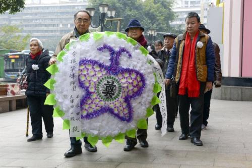2019年1月2日，日本律师团与重庆大轰炸受害者一道，向死难者敬献花圈。 图片提供：钟桂林
