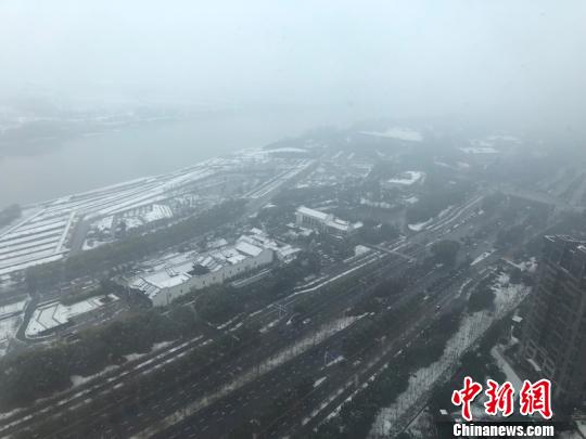 9日清晨，南京覆盖在皑皑白雪之中。　杨颜慈 摄