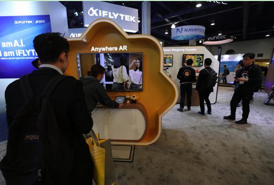 苏宁黑科技吸引外国友人驻足