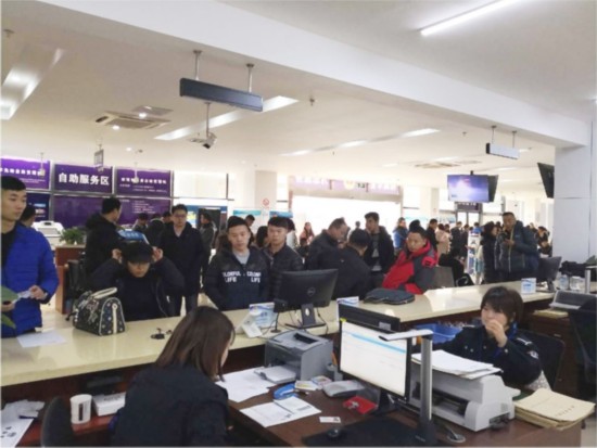 　　图为市民就近前往相城区车管分中心申领新车号牌。　　□王效刚　　摄