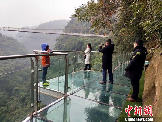 闭园维护升级半年多“成都首座玻璃栈道”将重新开放