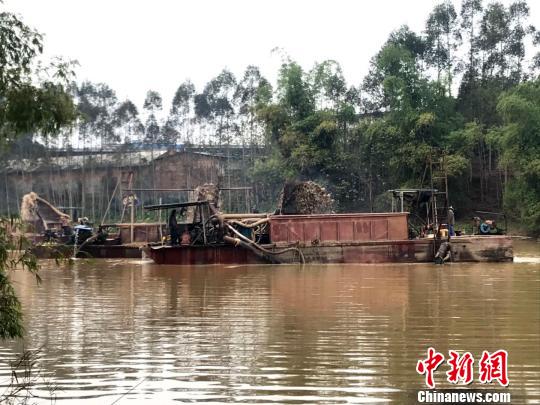 广西谢天商贸有限公司在明江六邓屯河段采砂。　蒋雪林 摄