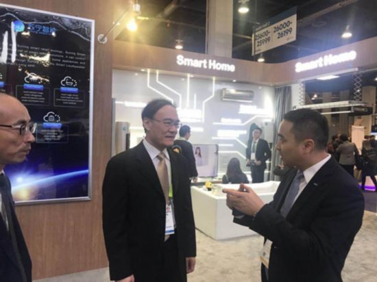 中国驻旧金山总领事王东华参观苏宁展区