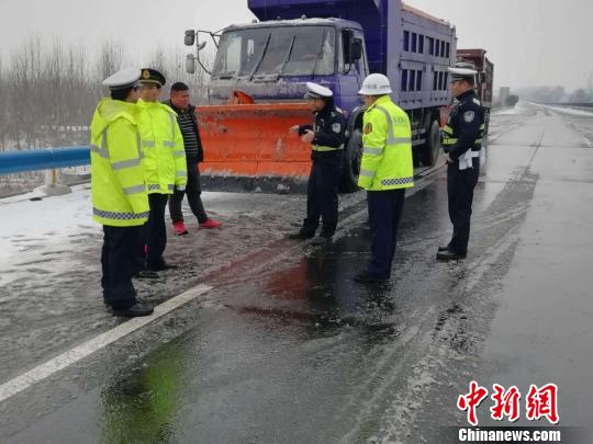 图为交警组织铲雪车清理高速路面。 刘瑞 摄