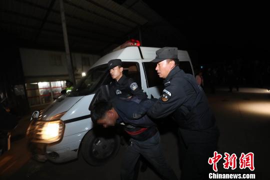 图为民警抓捕犯罪嫌疑人。(资料图) 钟欣 摄