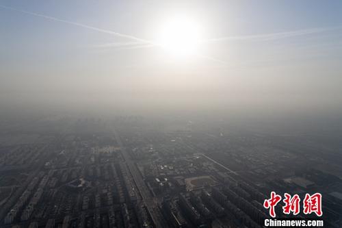 11月30日，山西省太原市被雾霾笼罩。据当地气象台发布消息显示，太原实时空气质量指数全天在238左右徘徊，达到重度污染。<a target=\'_blank\' href=\'http://www.chinanews.com/\'><p class=
