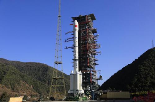 ↑发射前夕，“中星2D”卫星及长征三号乙运载火箭组合体在发射塔架旁蓄势待发。中国运载火箭技术研究院/供图