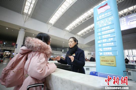 图为南昌车站红土情服务台工作人员正在为学生旅客服务。　张杰 摄