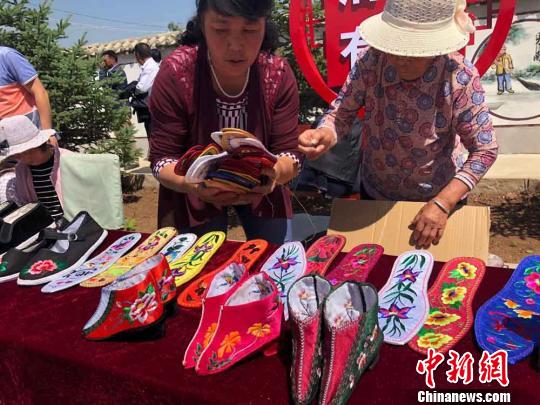 甘肃临夏“宅妇”变工人顾家就业“两不误”