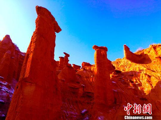 专家学者齐聚新疆阿克苏为峡谷旅游建言献策（图）