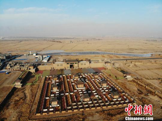 空中俯瞰已经建成的“九曲黄河灯阵”。　杨艳敏 摄