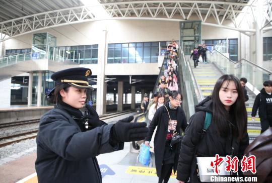 站台工作人员正在有序组织旅客乘车。　张杰 摄