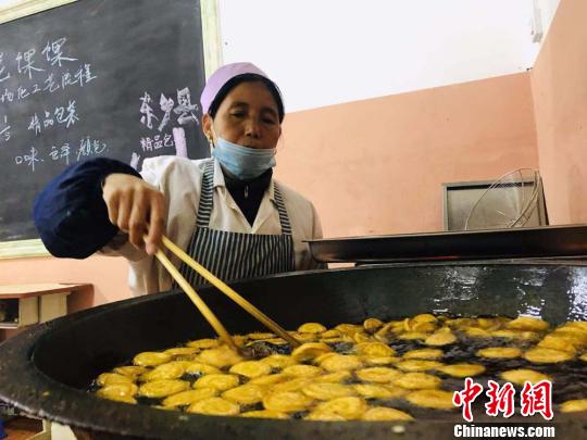 临夏州布楞沟村民在巾帼扶贫车间制作油炸馃馃。(资料图) 艾庆龙 摄