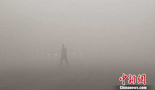 河北发布最高级别大雾红色预警省内高速大面积关闭