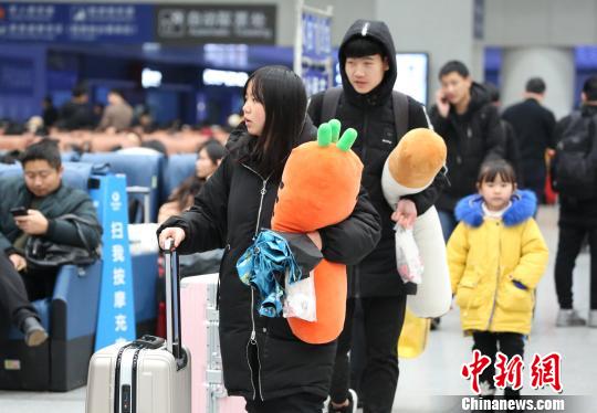 南昌站候车室内学生旅客。　张杰 摄