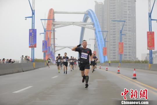 图为选手跑过梧州鸳江大桥路段。赛事组委会供图