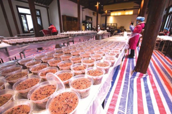 　　①西园寺厨房里，一碗碗腊八粥已经准备好。记者　张健摄