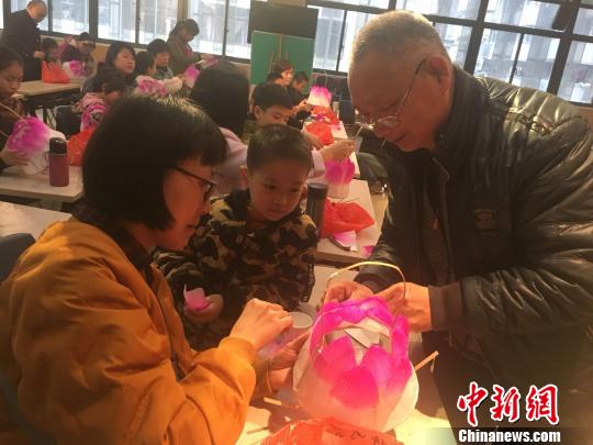 传承民俗文化福建少儿体验传统“莲花灯”手工制作