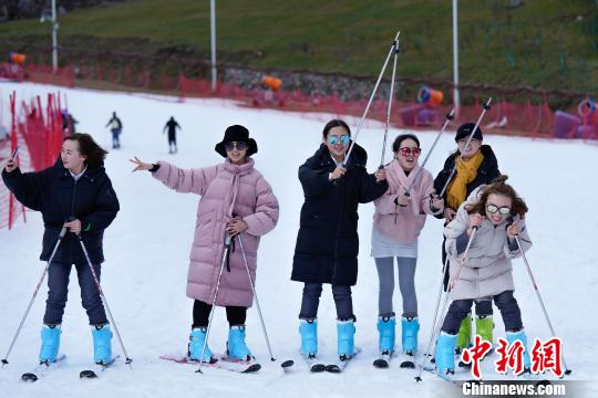 游客滑雪合影。 贺俊怡 摄