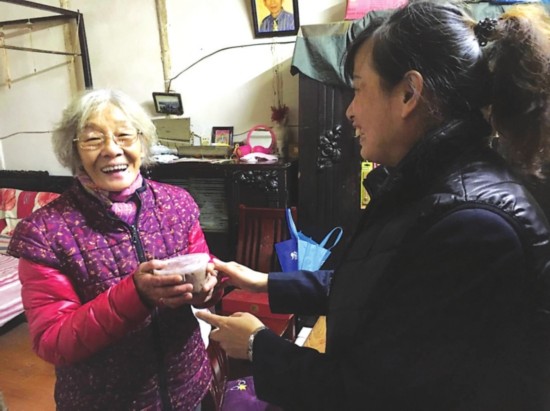 　　②平江街道工作人员为居民送去腊八粥。图片由街道提供