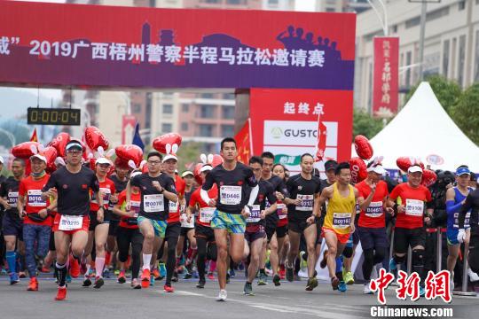 图为选手们在比赛起跑阶段大步向前。 陈凡 摄