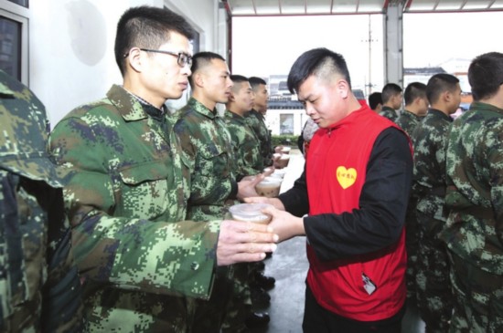 　　④给每一位消防队员送上了热乎的腊八粥。记者　张健摄