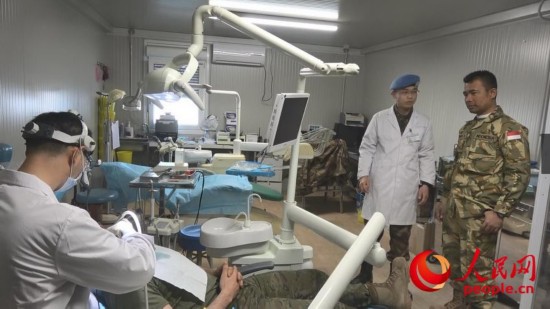 装备核查组人员对维和部队牙科椅设备进行核查（李小荣  摄）