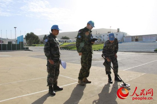 装备核查组人员对维和部队扫雷排爆装备进行核查（陈忠洪  摄）