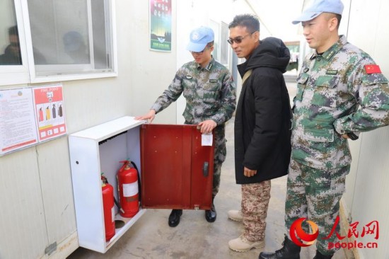 装备核查组人员对维和部队消防器材进行核查（赖晋安  摄）