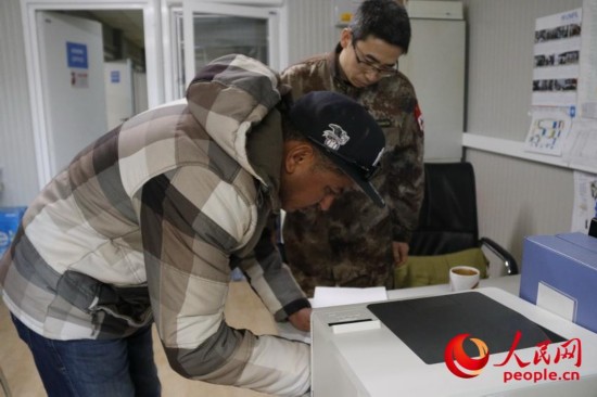 装备核查组人员对维和部队通信器材进行核查（李小荣摄）