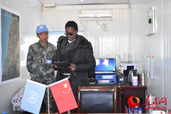 装备核查组人员对维和部队办公室等公共场所进行核查（陈海涛  摄）