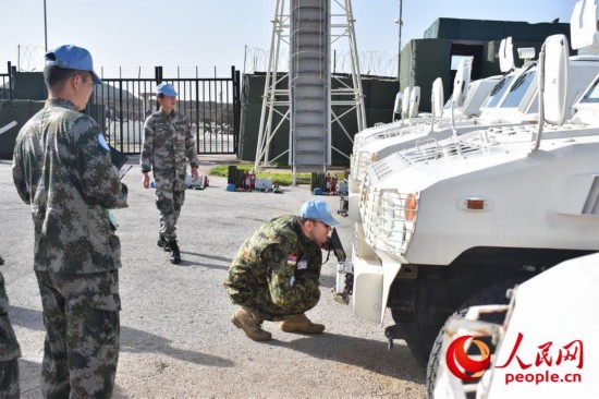 装备核查组人员对维和部队装甲运兵车进行核查（陈海涛  摄）