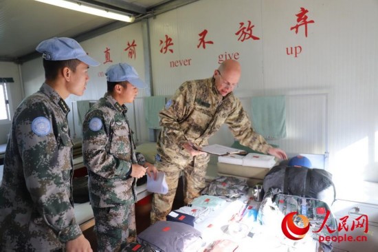 装备核查组人员对维和部队官兵个人装具进行核查（赖晋安  摄）