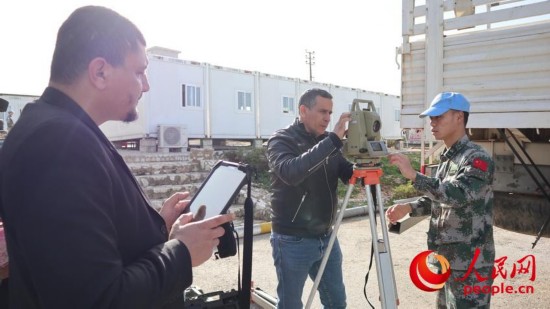 装备核查组人员对维和部队测量器械进行核查（吴聪  摄）