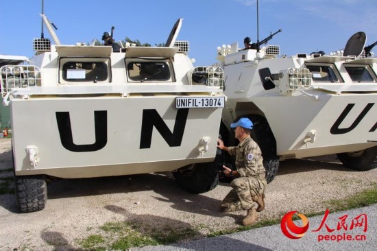 装备核查组人员对维和部队轮式步战车进行核查（陈忠洪  摄）