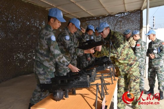 装备核查组人员对维和部队枪械装备进行核查 （陈忠洪  摄）