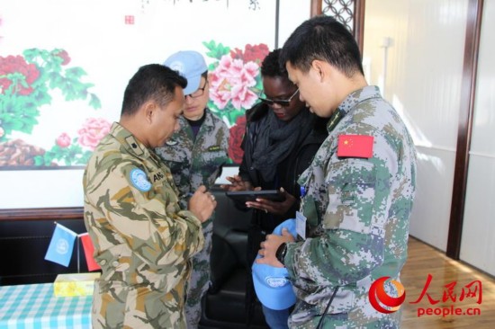 装备核查完毕后，装备核查组人员与相关负责人签字确认（陈忠洪  摄）