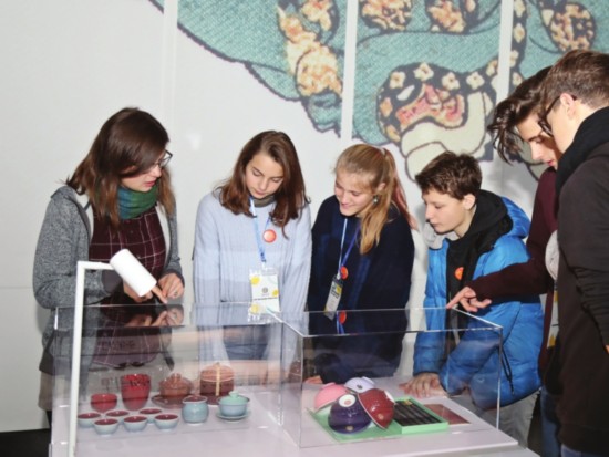 　　中德青少年正在参观非遗创意作品。　　□记者张健摄