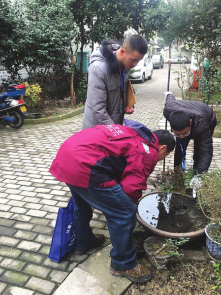 　　市疾控中心的专家们深入多地，进行蚊虫越冬习性调查。（图片由市疾控中心提供）