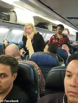 其他乘客纷纷谴责起这名女子粗鲁的行为。