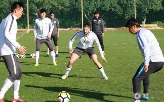 主教练战术调整成制胜关键赛后强调球队仍需持续进化