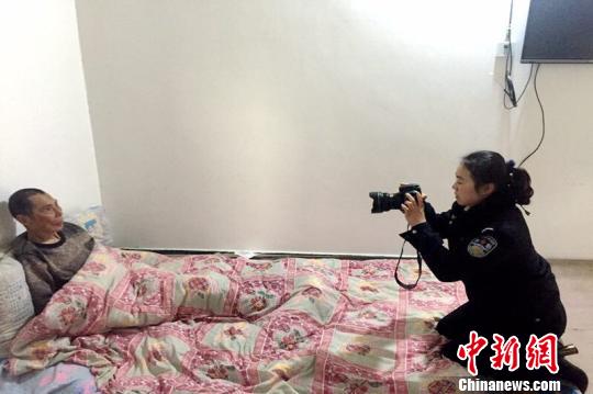 湖北襄阳女警“跪拍”照感动网友