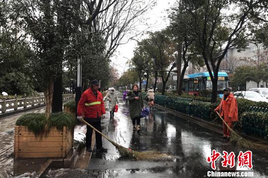 江苏多地普降大到暴雪连云港东海积雪深度达10厘米