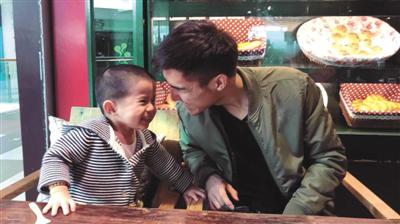 王野虓称，录制给水果做&ldquo;手术&rdquo;的视频，是为让两岁的儿子对医学感兴趣。