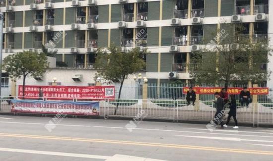 1月16日，伯恩光学门口四处挂着招聘横幅。图片来源：每经记者 任芷霓 摄