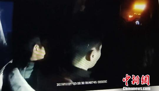 四川一面包车里“人叠人”：核载7人实载24人