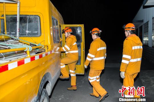 “飞檐走壁”的铁路“小黄人”：昼伏夜出护航春运